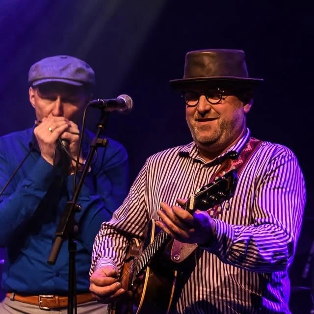 Hein op het podium met Bart Landstra op mondharmonica