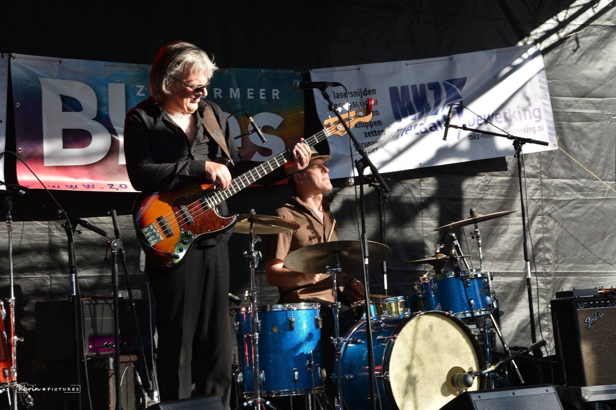 Bassist en drummer op een bluesfestival