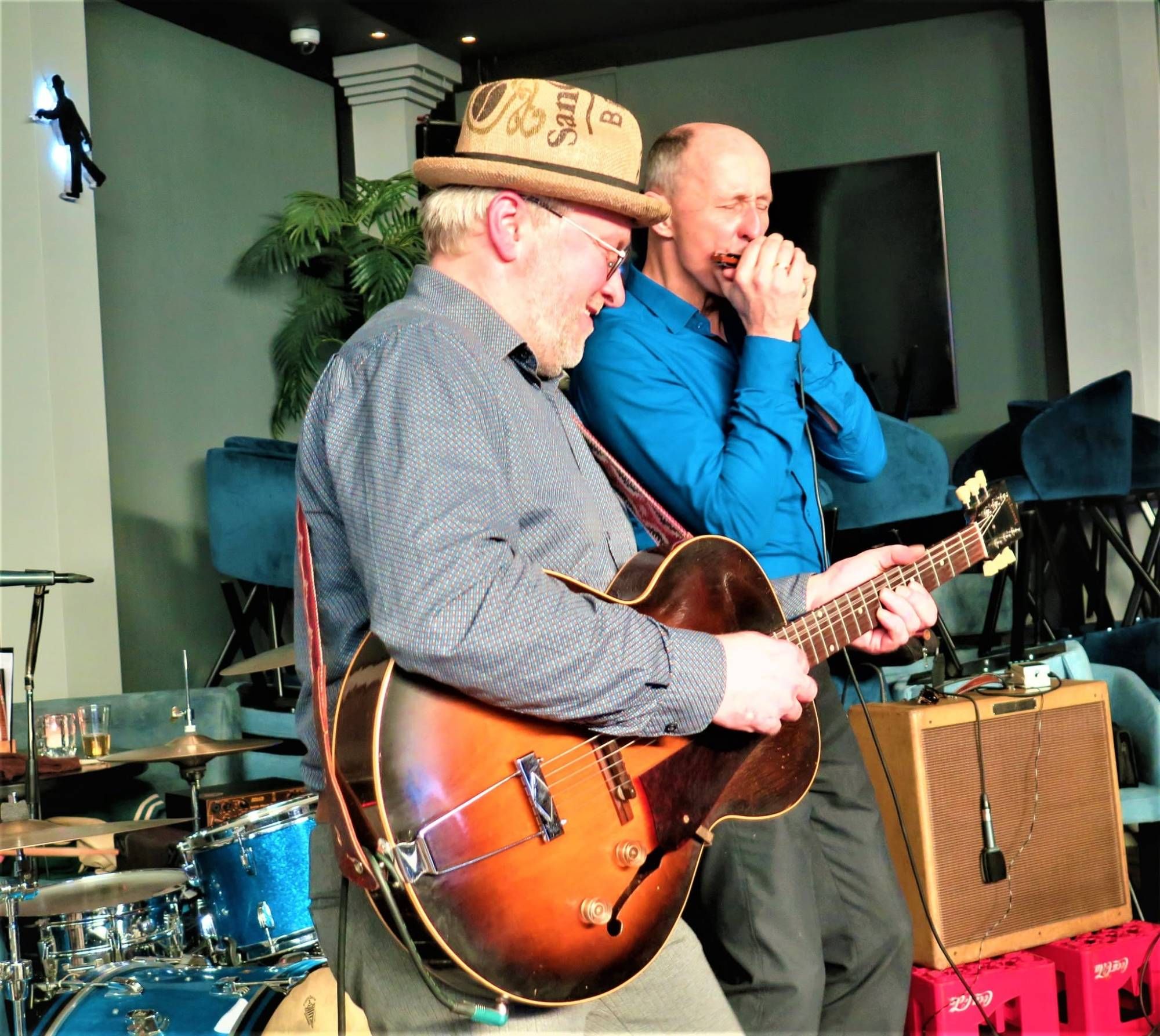 Hein op gitaar met Bart Landstra op mondharmonica