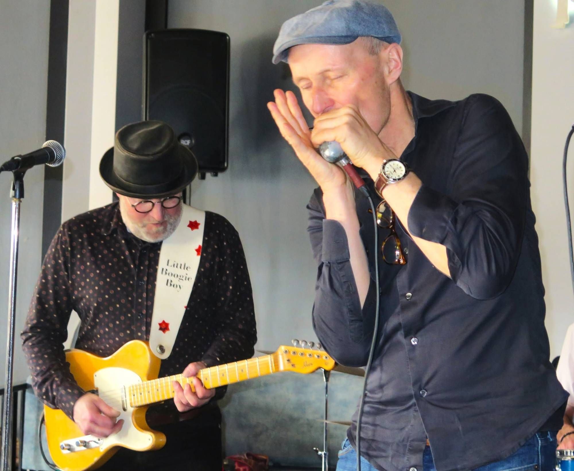 Hein met mondharmonicaspeler