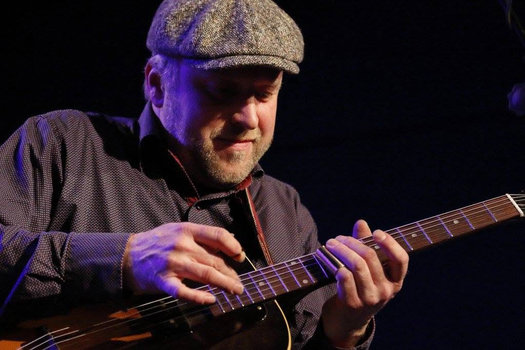 Hein Meijer speelt gitaar